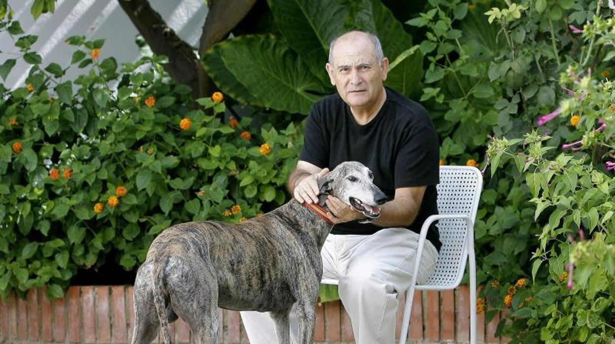 El ex comisario Diego Márquez junto a una de sus galgos en su casa de Córdoba en una entrevista a ABC