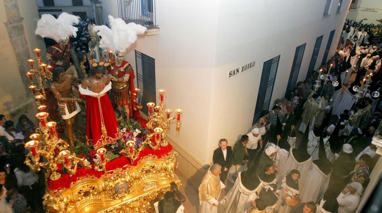 El Señor de las Penas se dispone a doblar la esquina de San Zoilo el Domingo de Ramos de 2010