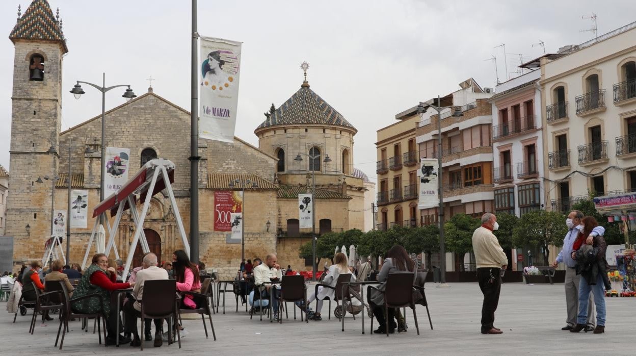 Un velador de un bar con clientes, ayer en el centro de Lucena