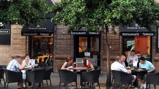 La Junta advierte de que no ampliará horarios de bares y restaurantes «por presiones»