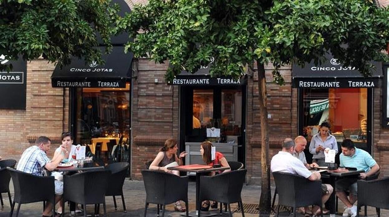 Terraza de un restaurante en Sevilla en una imagen de archivo