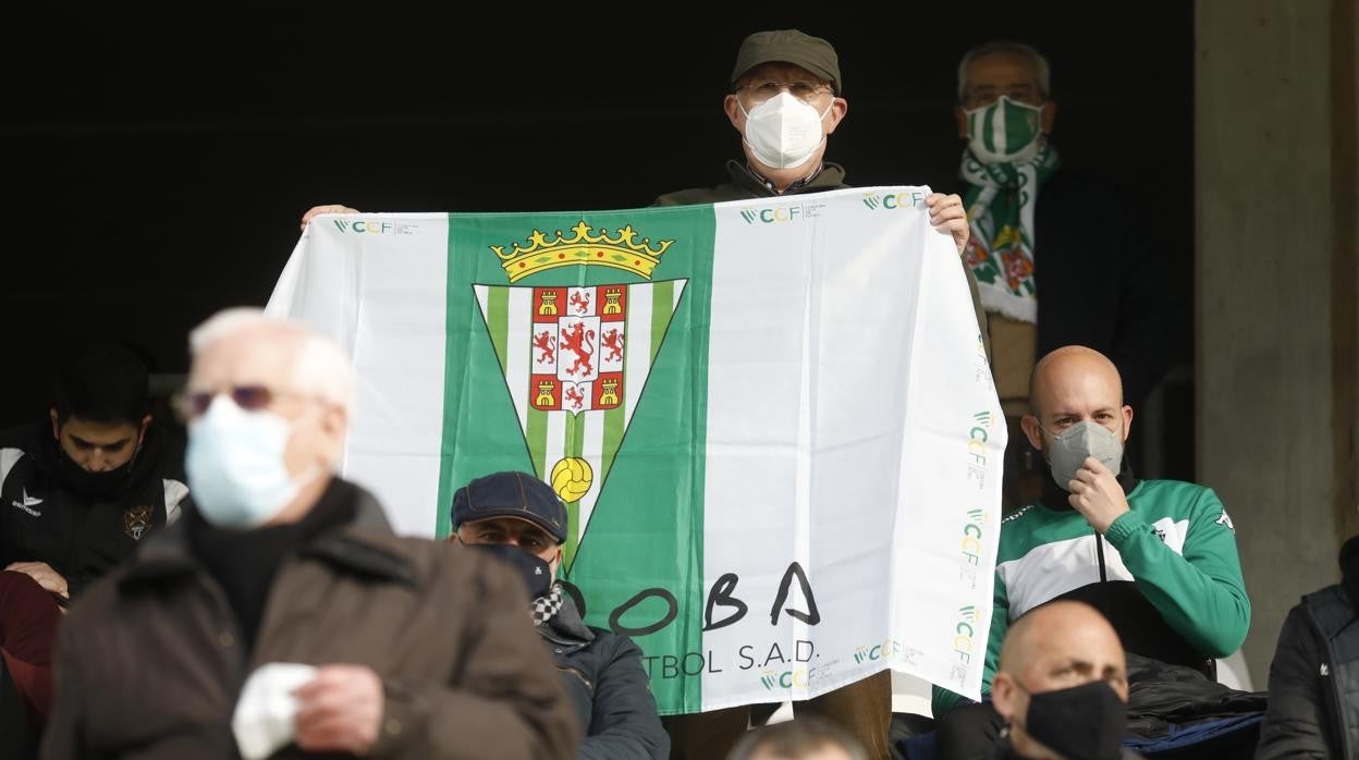 Un aficionado del Córdoba CF con la bandera del equipo en el estadio ante el Getafe en Copa