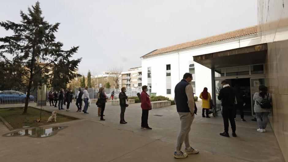 La Atención Primaria presencial | «Agradezco poder venir por fin al médico, pero se podría organizar mejor»