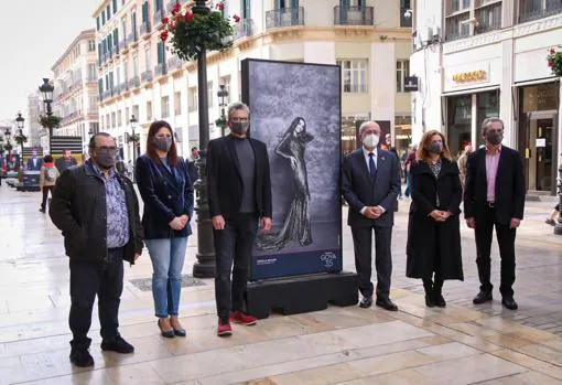 Autoridades posan junto a la fotografía de la actriz Ángela Molina