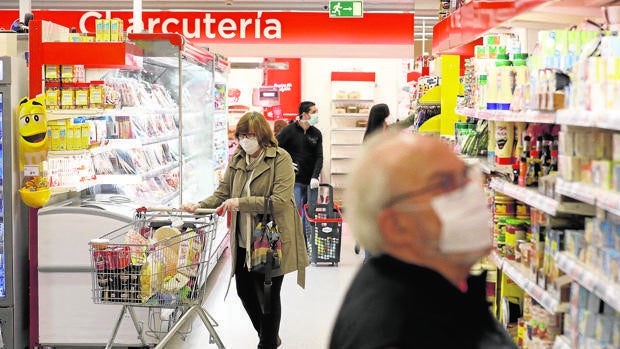 La Junta prevé ampliar el horario de las tiendas en Andalucía ante la bajada de casos de coronavirus