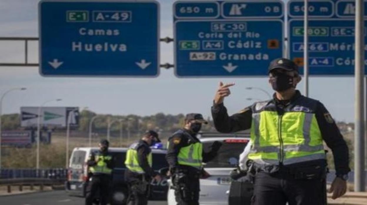 Agentes de la Policía Nacional en un control perimetral