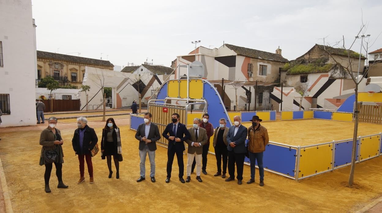 Foto de familia de las autoridades y representantes vecinales, hoy en el recinto del cine Andalucía