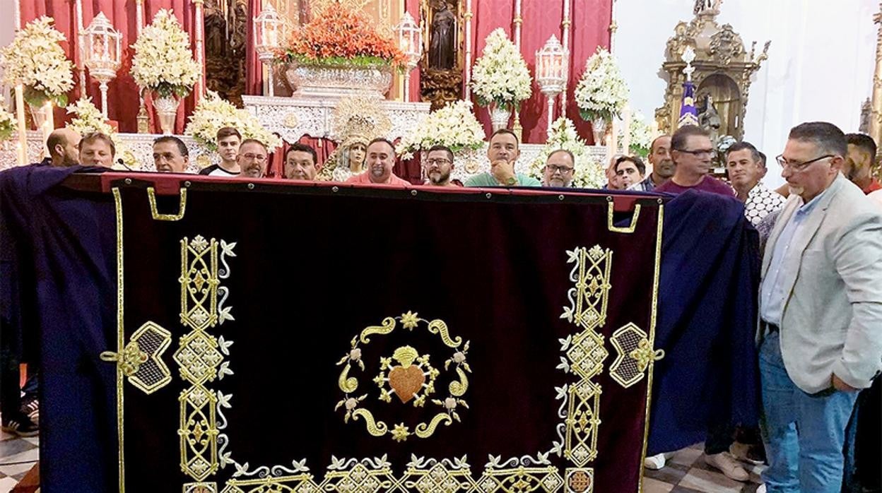 La caída bordada del palio de María Santísima de los Dolores, en la exposición &#039;Una historia de fe&#039;