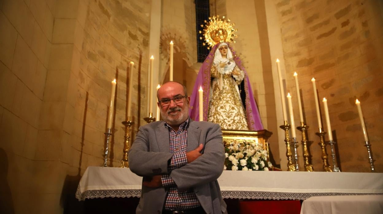 Angelmaría Varo, delante de Nuestra Señora de las Lágrimas en su Desamparo