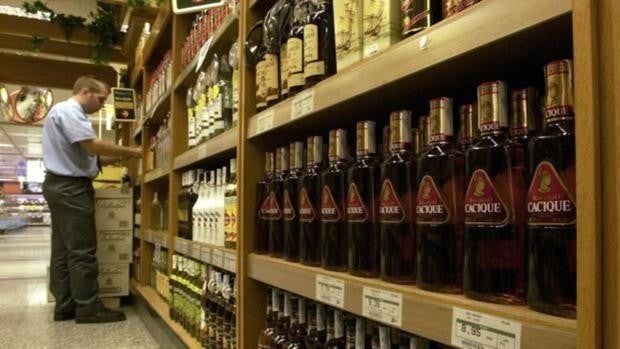 Las áreas andaluzas en nivel 2 de alerta Covid pueden comprar alcohol de alta graduación hasta las 21.30