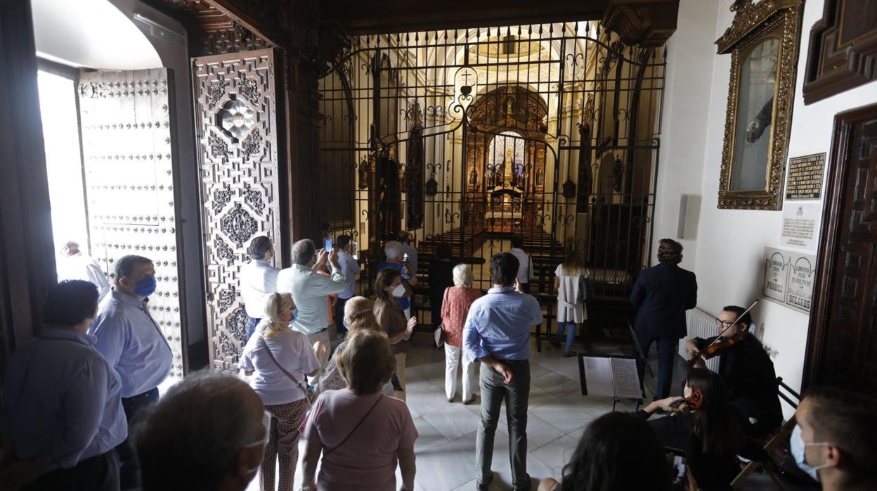 Visitas a la Virgen de los Dolores tras la reapertura de la iglesia después del confinamiento