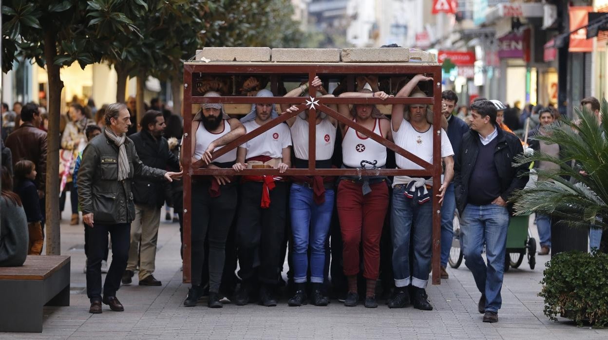 Ensayo de costaleros del Císter en la calle Cruz Conde, en 2017