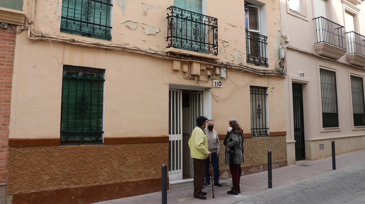 Casa de la calle Mediabarba en la que hay ocupaciones ilegales