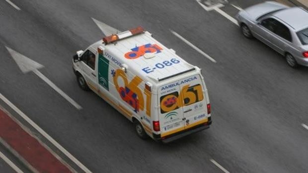 Muere tras chocar su coche con unas rocas y caer por un desnivel en Almería