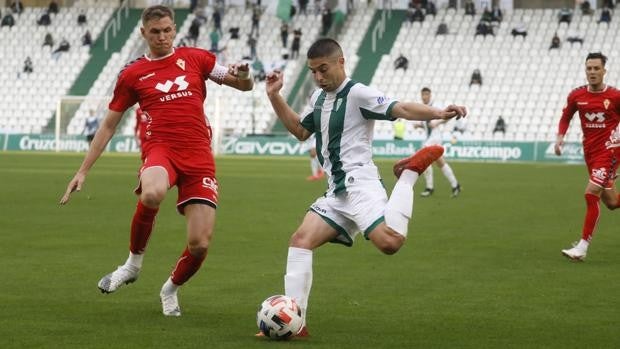 El Córdoba CF empata (2-2) con diez ante el Real Murcia