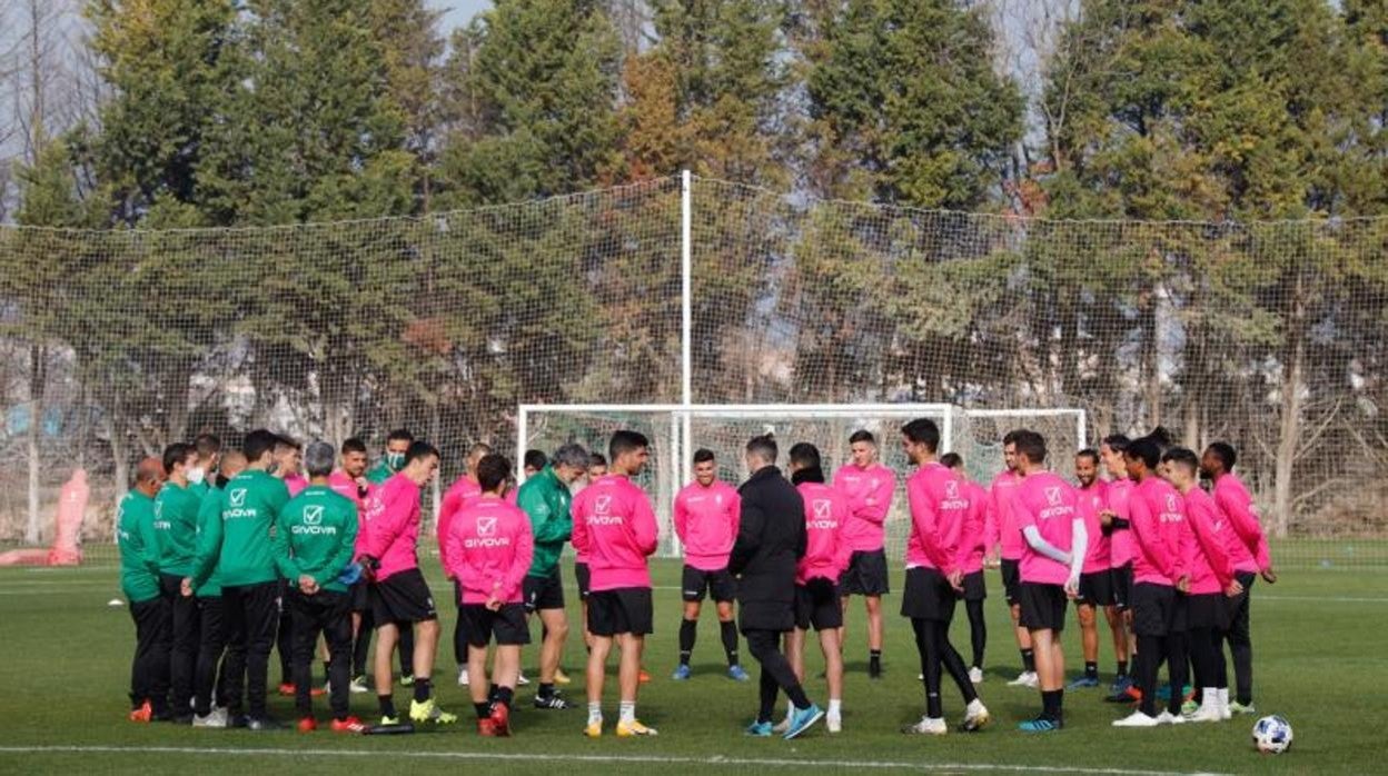 La plantilla del Córdoba atiende a Pablo Alfaro durante un entrenamiento