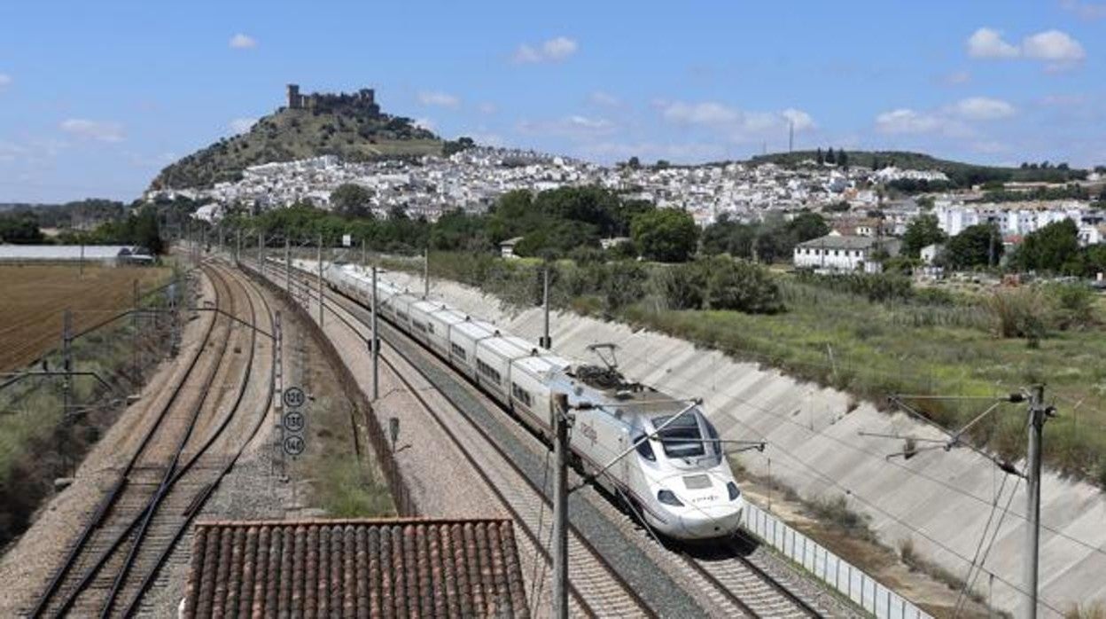 Imagen de un tren a su paso por Almodóvar en una imagen de archivo