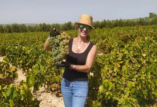 Carmen Pilar en su viñedo de la Sierra de Montilla