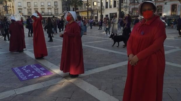 Colectivos feministas recrean el «Cuento de la Criada» en Huelva contra la sociedad «patriarcal» en el 8M