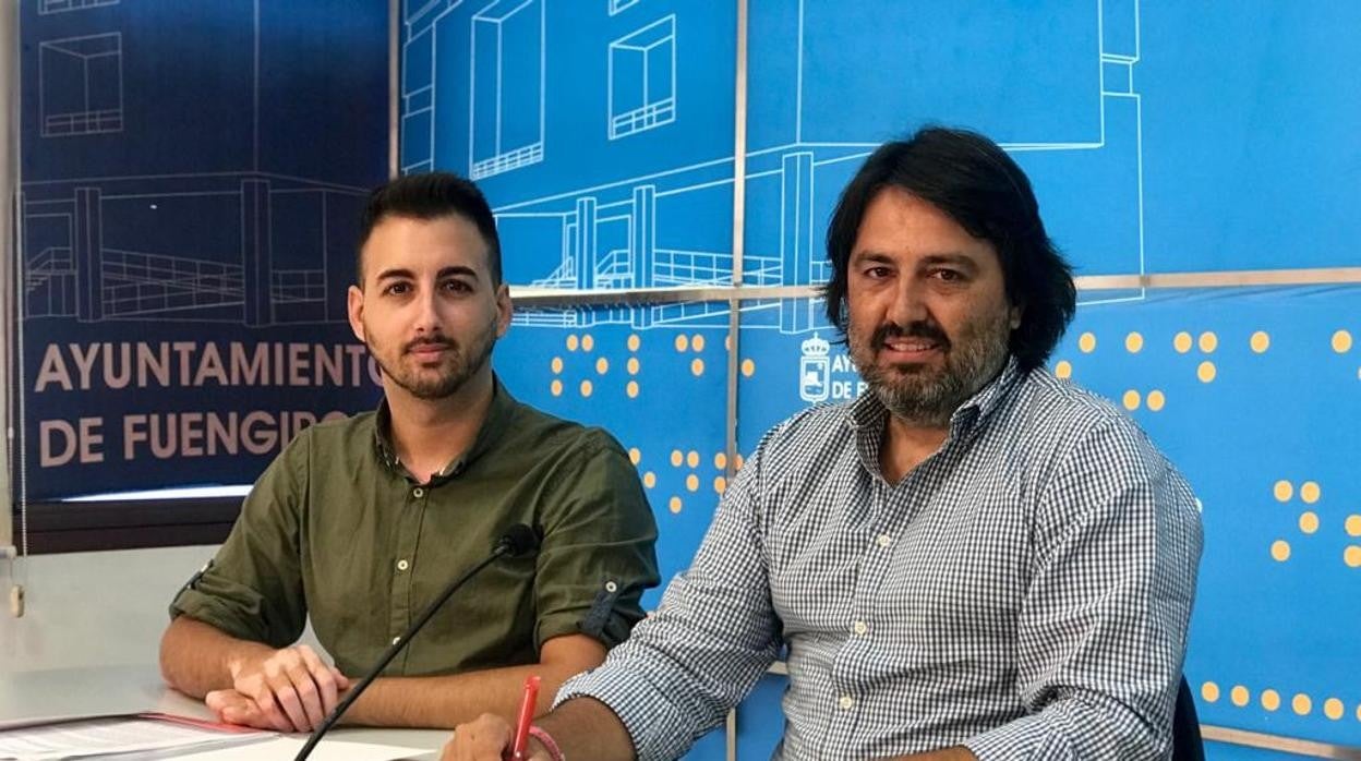 David Álvarez con camisa de cuadros en una rueda de prensa junto a su compañero, Alexis Menéndez