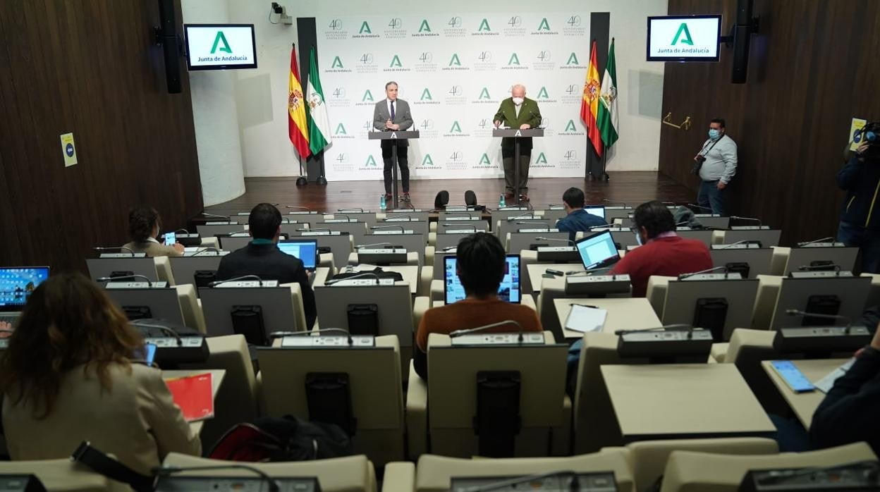 Elías Bendodo y Jesús Aguirre en la primera rueda de prensa presencial en San Telmo tras la tercera ola