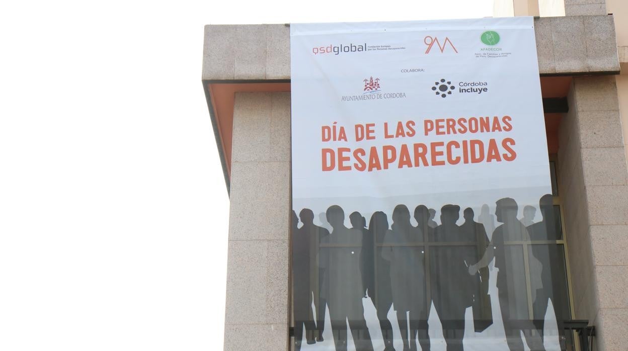 Cartel colgado en el Ayuntamiento de Córdoba para conmemorar el Día de las Personas Desaparecidas