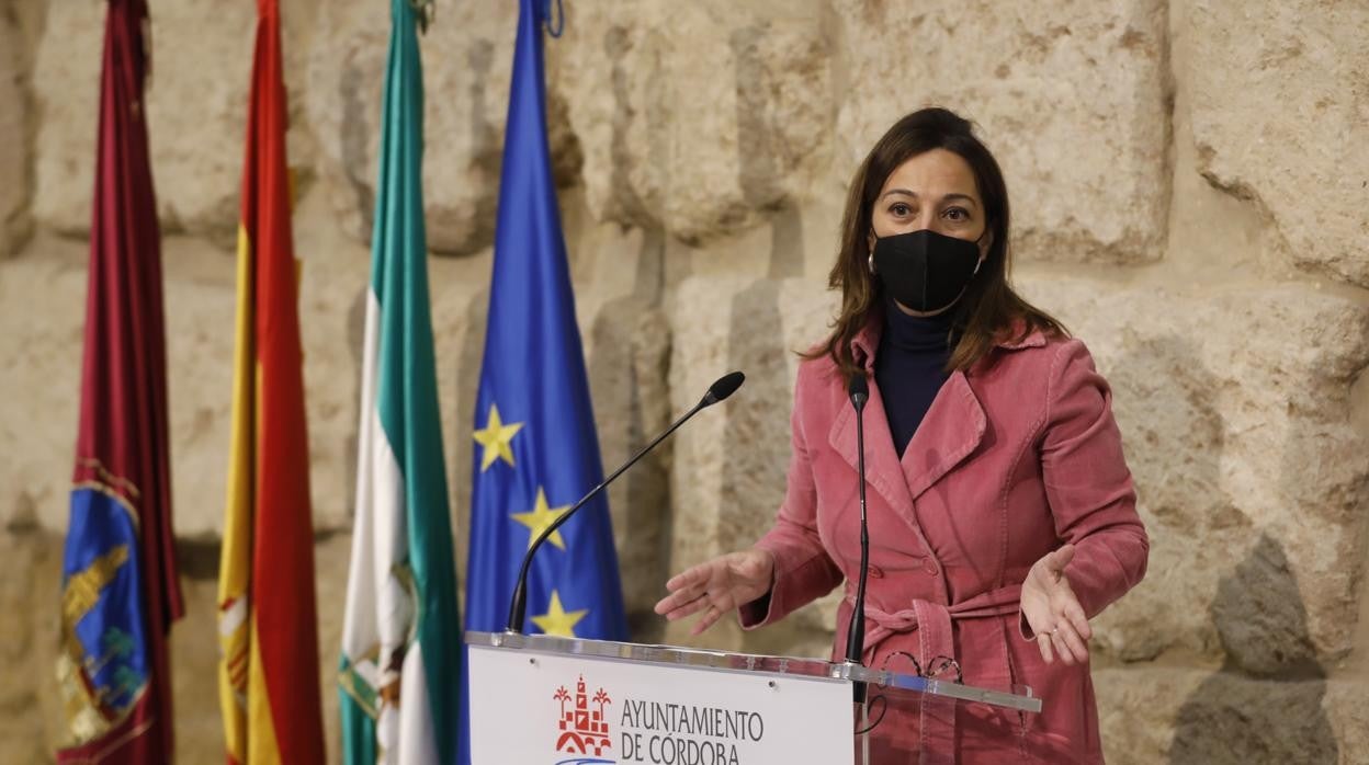 La portavoz socialista, ayer en una rueda de prensa que centró la polémica por su chalé bajo sospecha