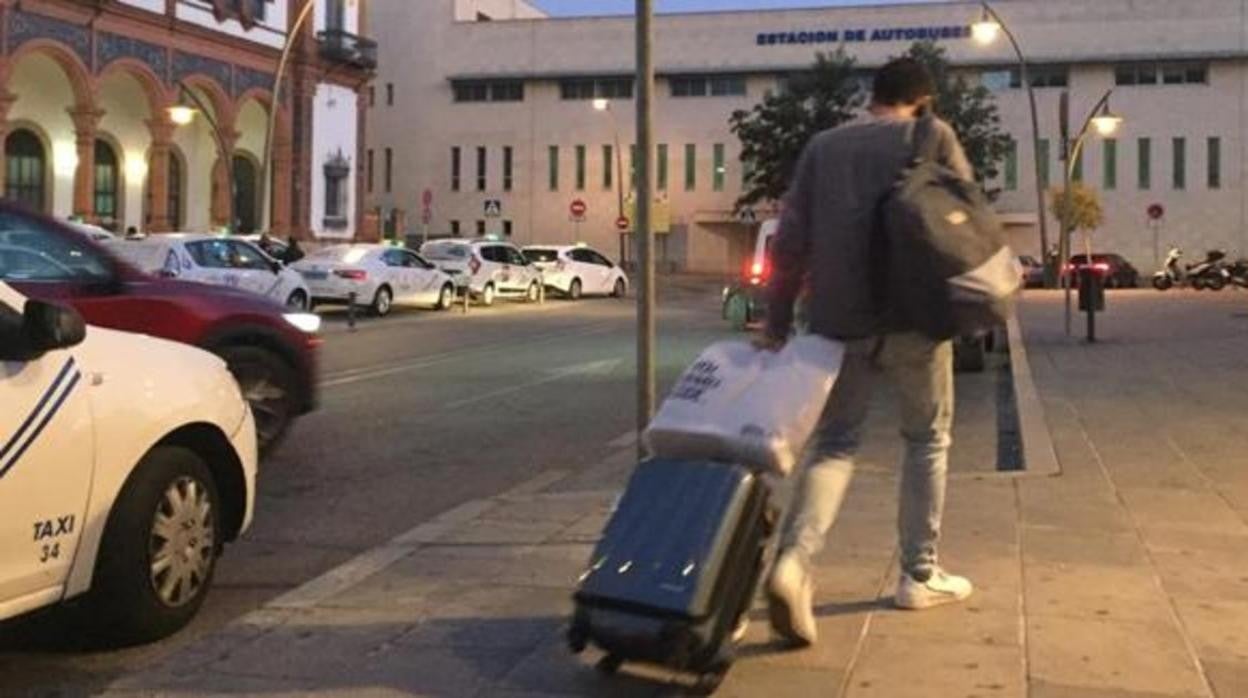 Un estudiante vuelve a casa en una imagen de archivo