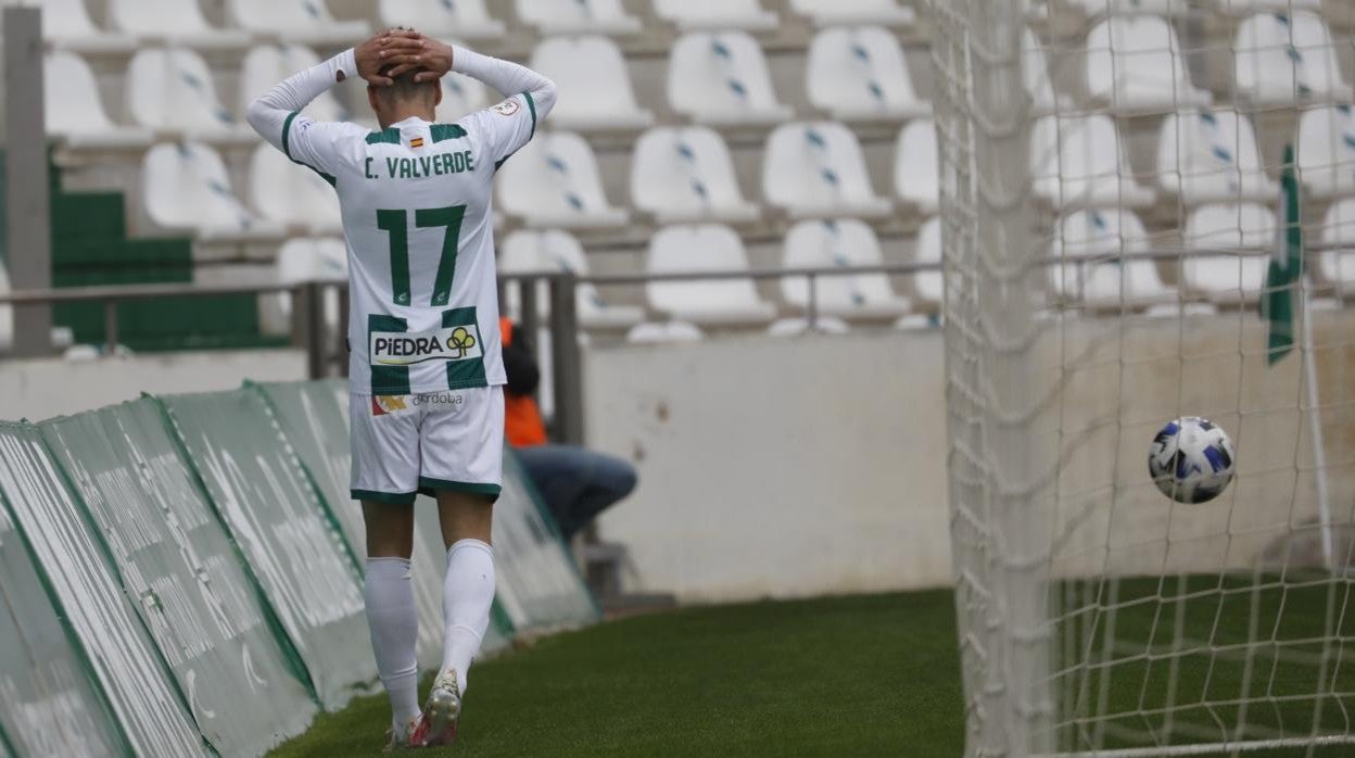 El extremo del Córdoba Carlos Valverde lamenta una clamorosa ocasión fallada el domingo