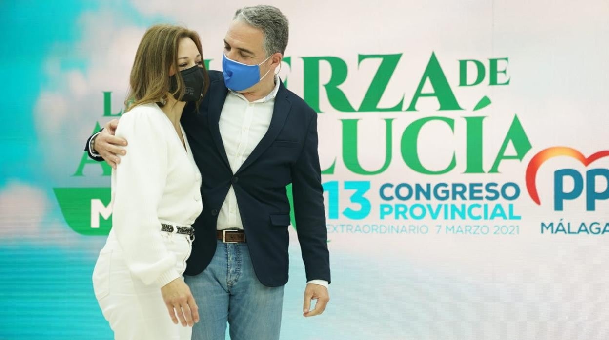 Elías Bendodo abraza a Patricia Navarro el domingo en el congreso que lo reeligió como presidente del Partido Popular malagueño