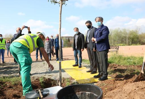 El alcalde, ayer durante su visita a las obras del Parque de Levante