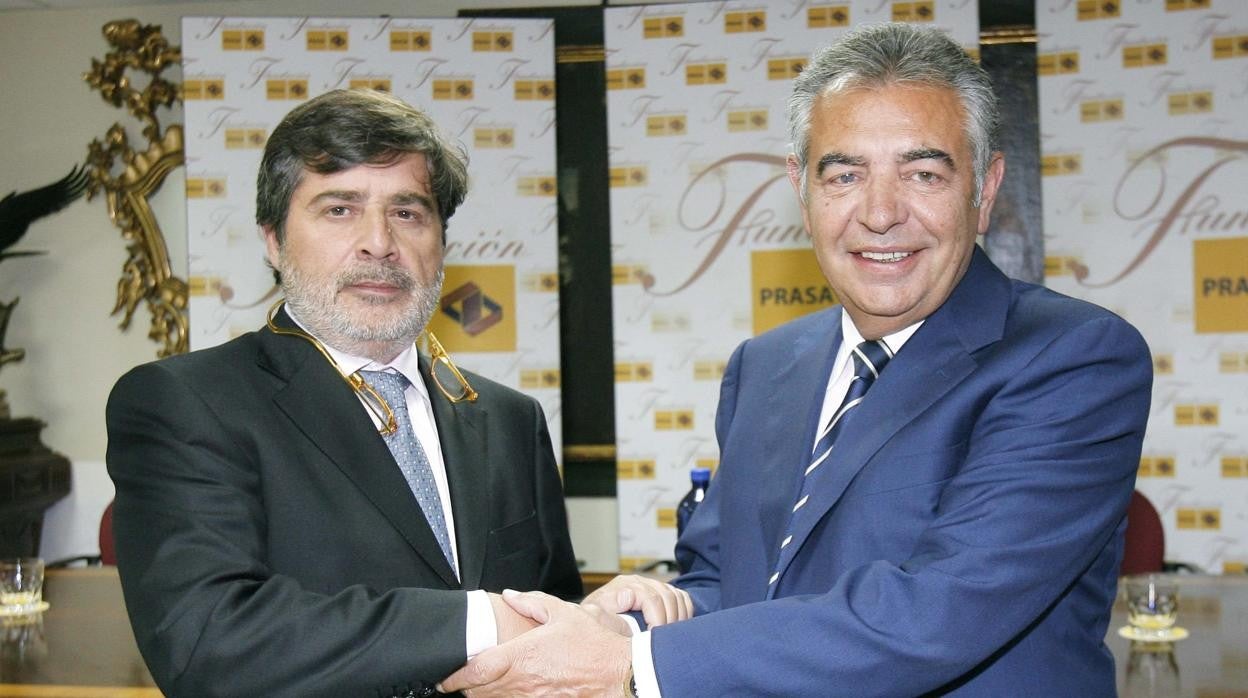 Carlos González y José Romero, en una imagen de archivo del día de la venta del club en 2011