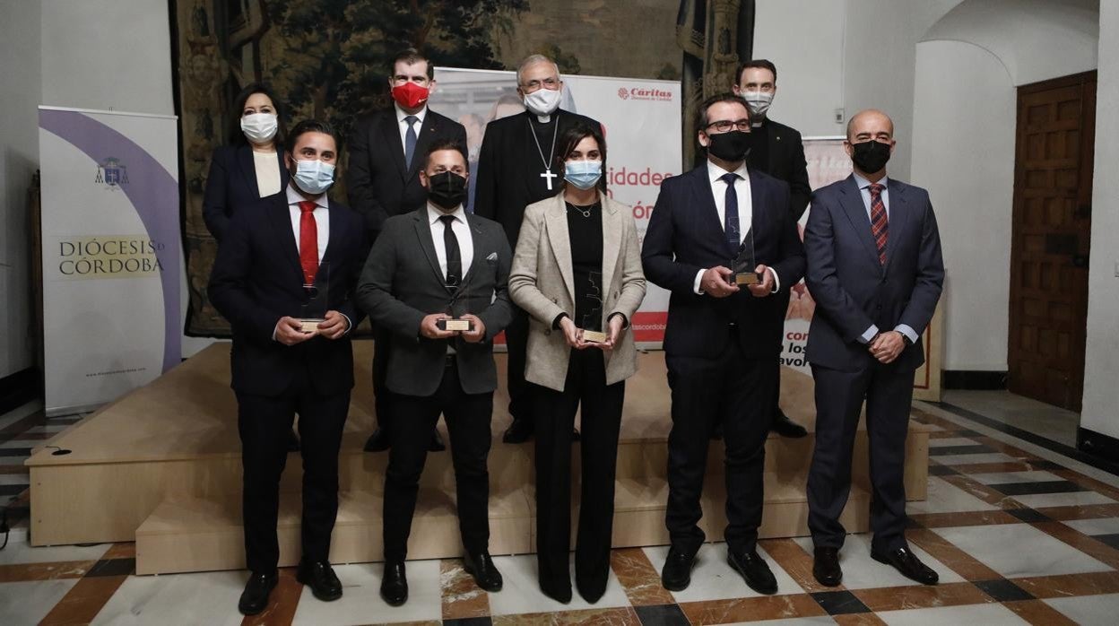 Los premiados, con el obispo y el director de Cáritas Diocesana de Córdoba