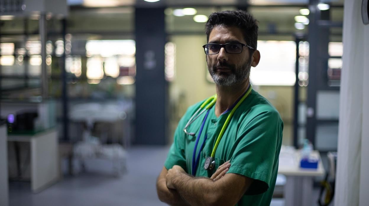 El doctor León, fotografiado en la UCI del Hospital Reina Sofía en 2018