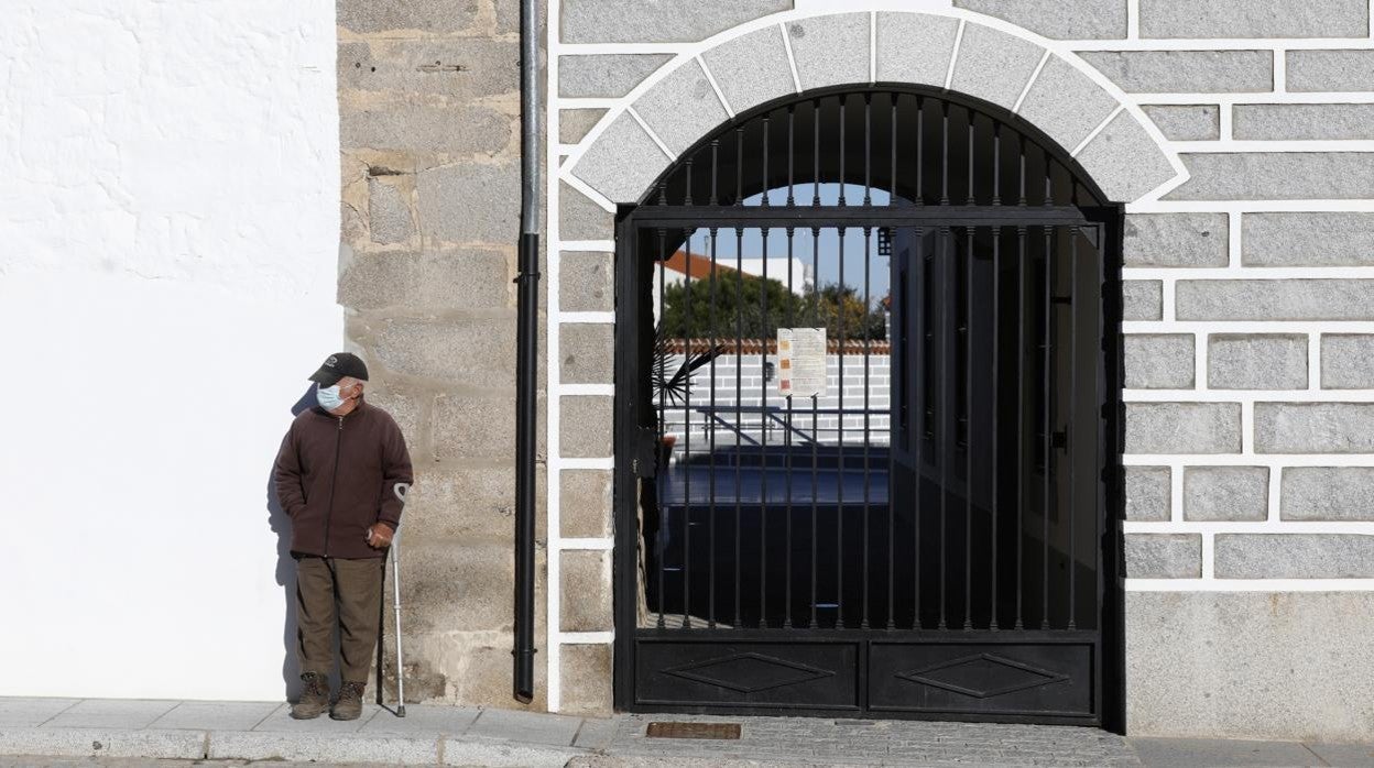 Un hombre descansa en Añora el primer día de su confinamiento, el pasado 8 de enero