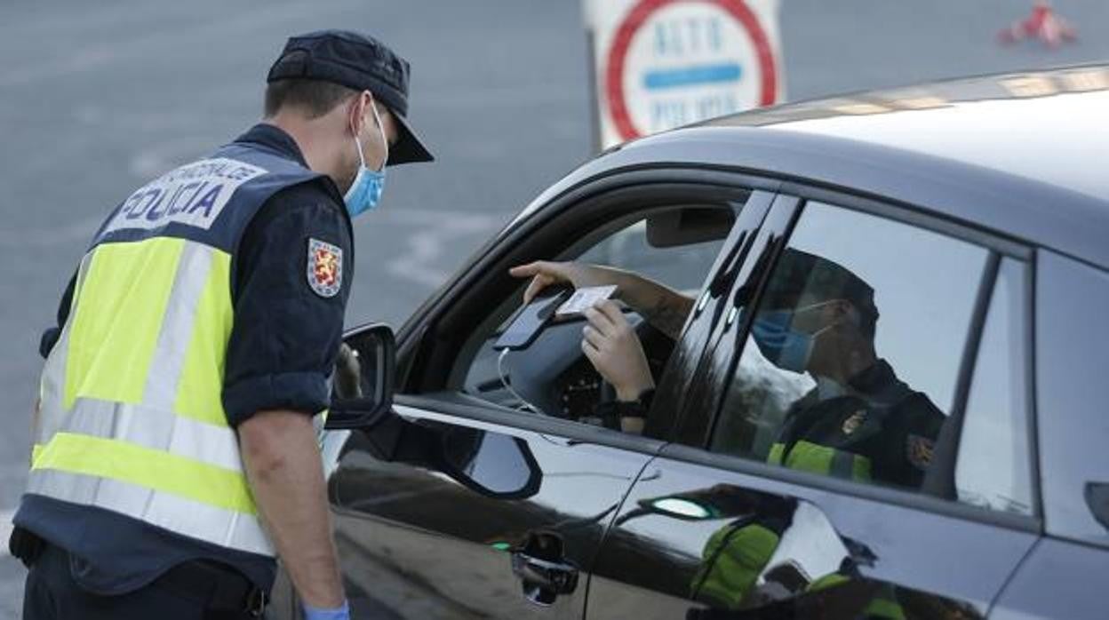 Un agente comprueba la documentación en un control de la Policía