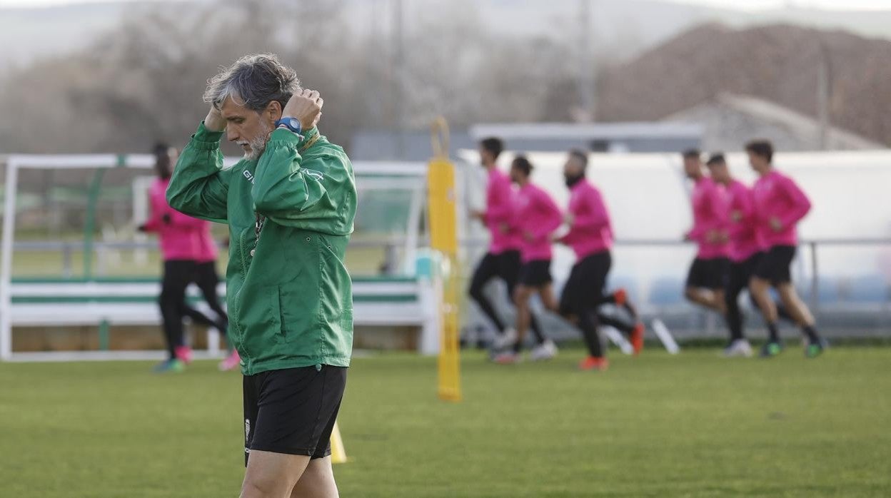 El entrenador del Córdoba CF, Pablo Alfaro, en el entrenamiento en la Ciudad Deportiva