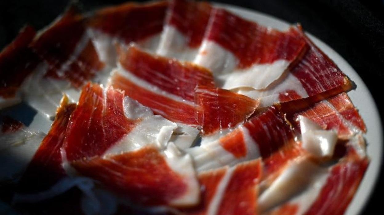 Imagen de un plato con lonchas de jamón ibérico