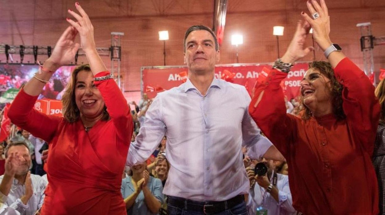 Susana Díaz, Pedro Sánchez y María Jesús Montero, en un acto electoral del PSOE