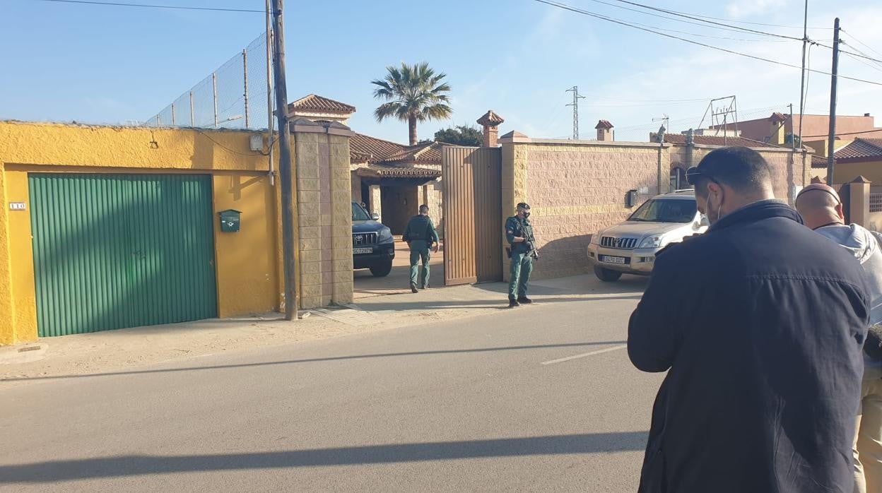 Imagen de uno de los registros que la Guardia Civil realiza en La Línea de la Concepción