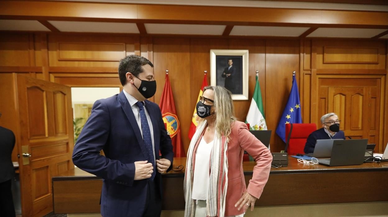 El alcalde, José María Bellido, junto a la portavoz de Ciudadanos, Isabel Albás