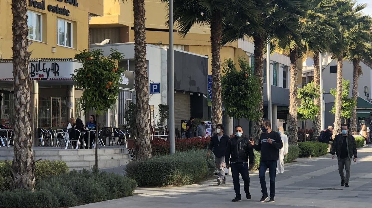 Los vecinos paseaban por la plaza Costa del Sol aprovechando el buen día