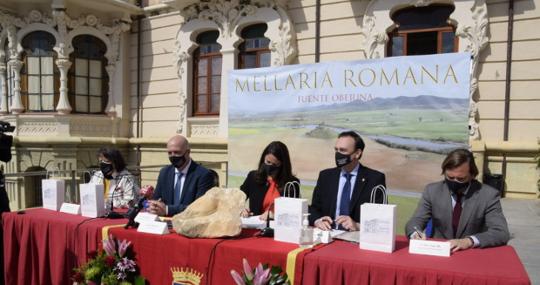 La alcaldesa junto a las demás autoridades de la provincia descubrieron una placa conmemorativa de la visita y la adquisición de los terrenos.