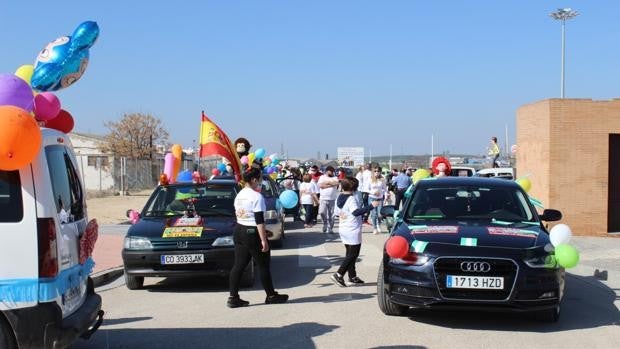 Un centenar de feriantes protesta en Lucena después de  un año sin ningún ingreso por la pandemia