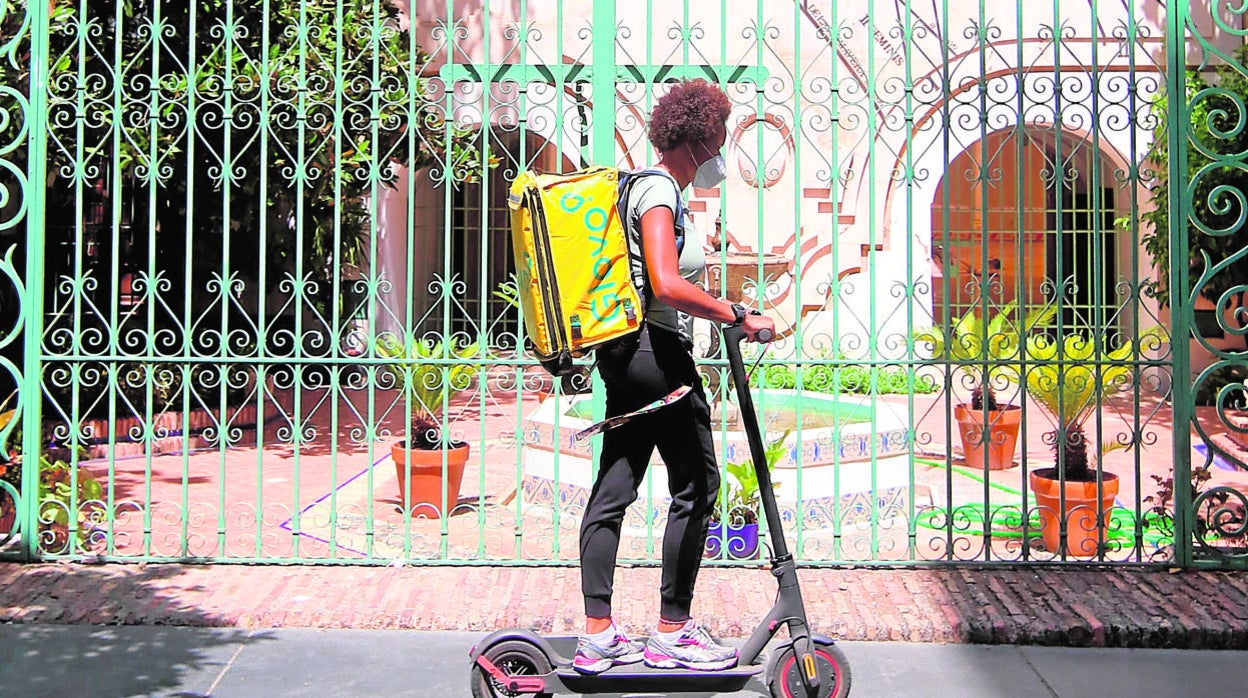 Una mujer empleada en una empresa de 'delivery' en Córdoba