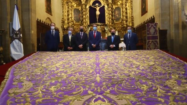 El manto de la Virgen de las Lágrimas de Córdoba deslumbra restaurado sobre nuevo terciopelo malva