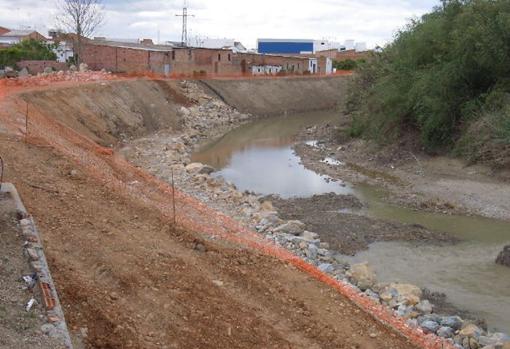 El río Genil en Palma del Río, provincia de Córdoba, durante los trabajos de encauzamiento (2004)