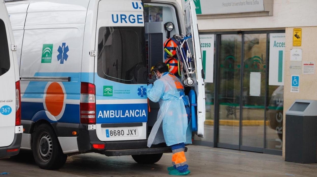 Un sanitario en la puerta de Reina Sofía