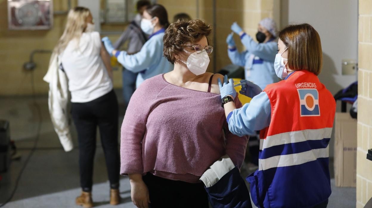 Vacunación de docentes en el pabellón polideportivo Vista Alegre de Córdoba