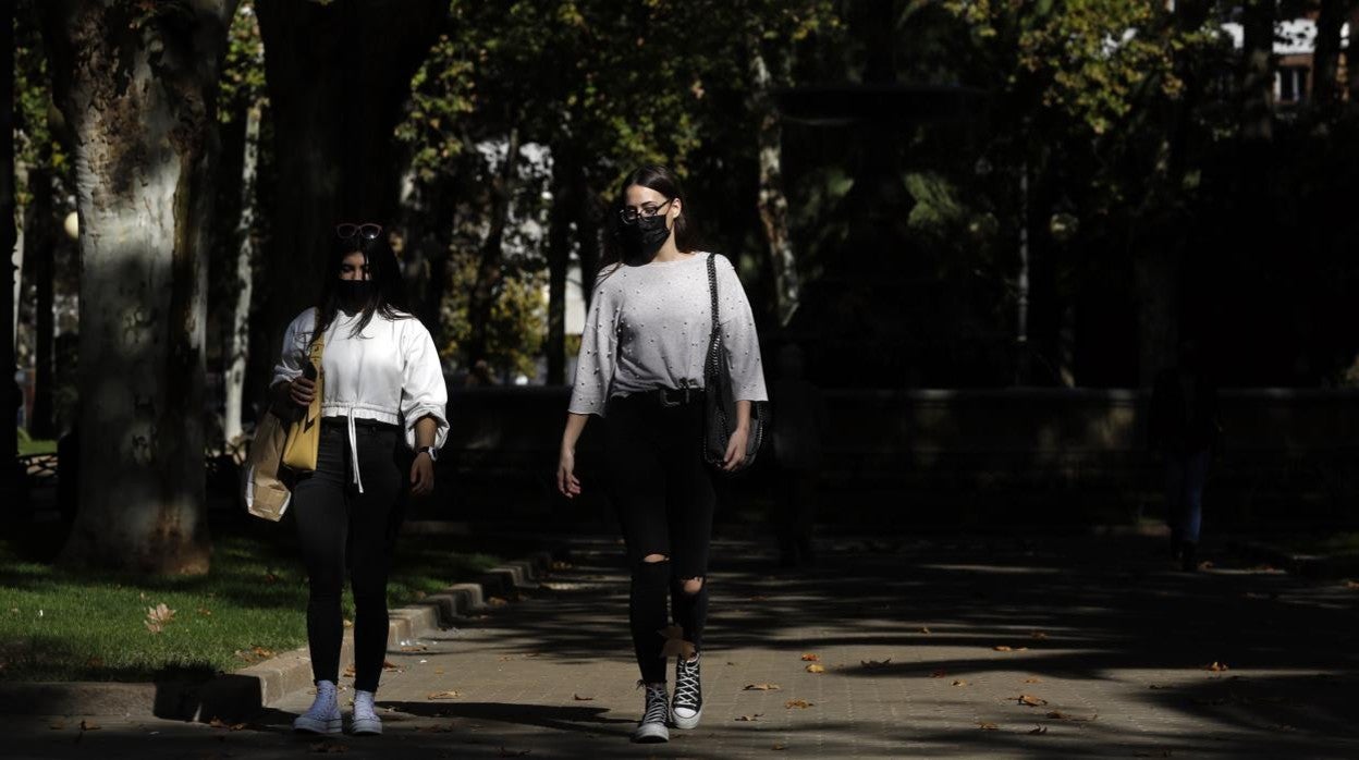 Dos jóvenes con prendas ligeras en el parque de Colón